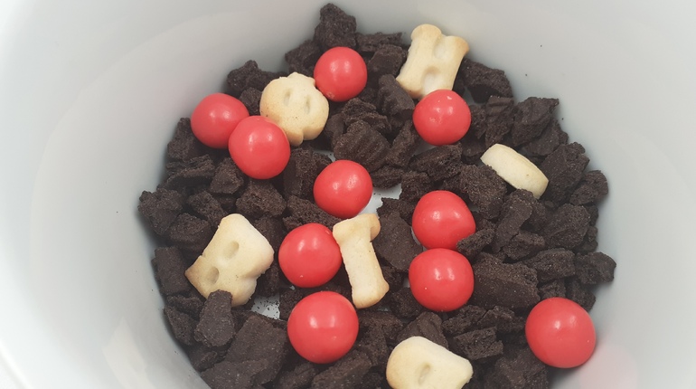 Микс Крошка печенья с черным какао, экструзия в молочном шоколаде со вкусом вишни и печенье Алфавит