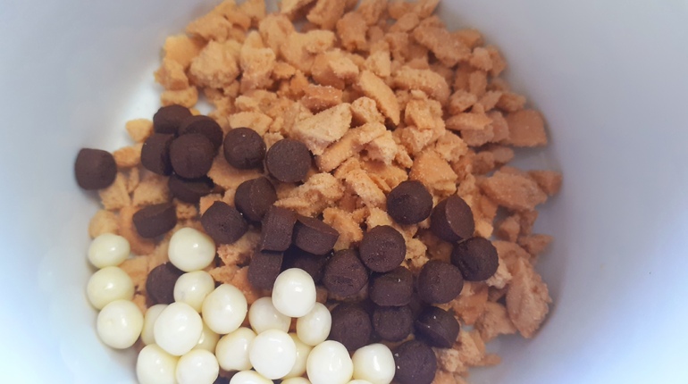 Микс Крошка карамельного печенья, печенье-дропсы с какао и экструзия в белом шоколаде