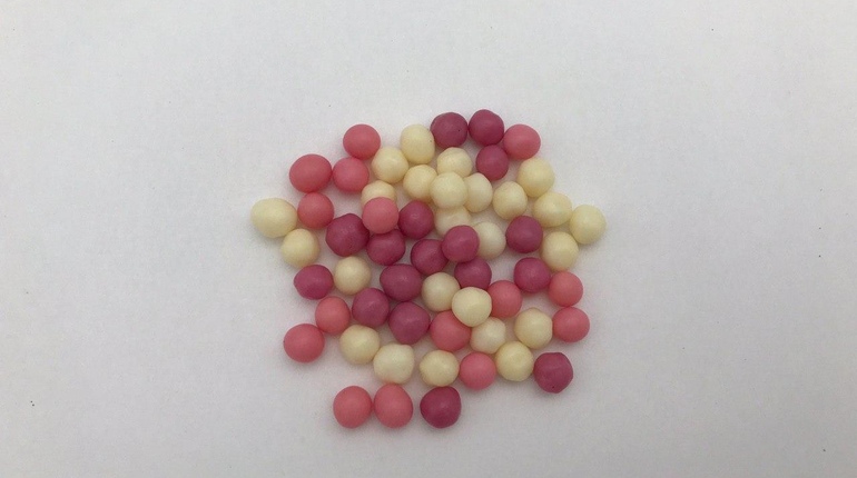 Рисовые шарики в белом, розовом и фиолетовом шоколаде